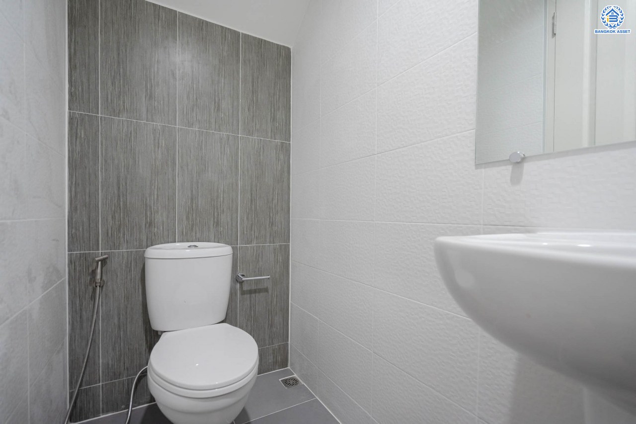 บ้านมือสองตกแต่งใหม่ ดีไซน์สวย ม.วิสต้าปาร์ค รัชดา-รามอินทรา เนื้อที่ 22.3 ตร.ว. ฟังก์ชัน 4 ห้องนอน 4 ห้องน้ำ จอดรถได้ 2 คัน รองรับทุกกิจกรรม บนทำเลเชื่อมต่อหลายเส้นทาง อาทิ ถนนประเสริฐมนูกิจ และถนนนวมินทร์ ใกล้รถไฟฟ้าสายสีชมพู "สถานีนพรัตน์" และจุดขึ้นทางด่วน "รามอินทรา"